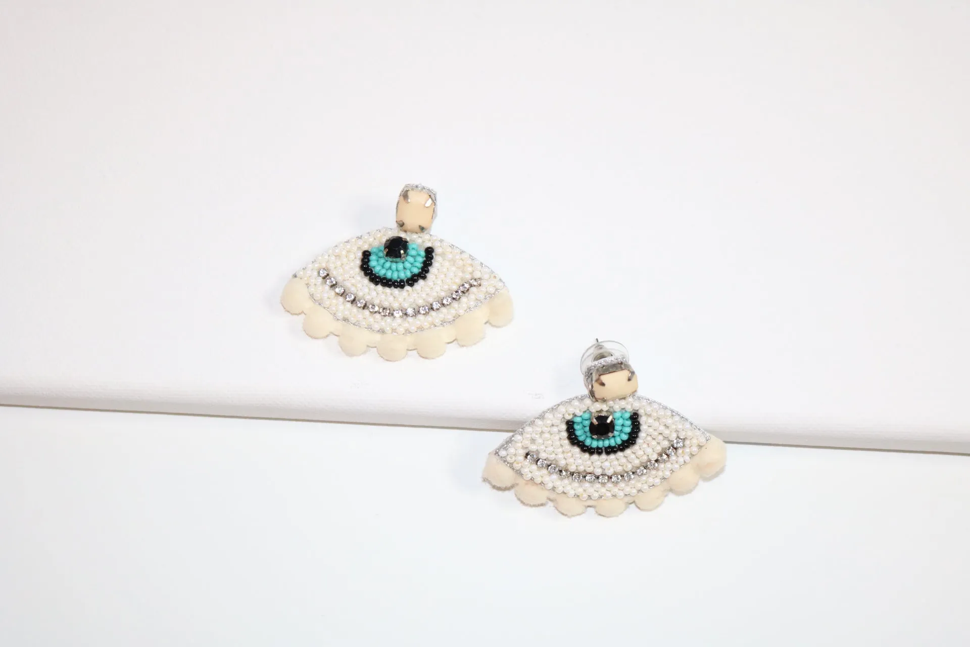 Cream Gaze Earrings