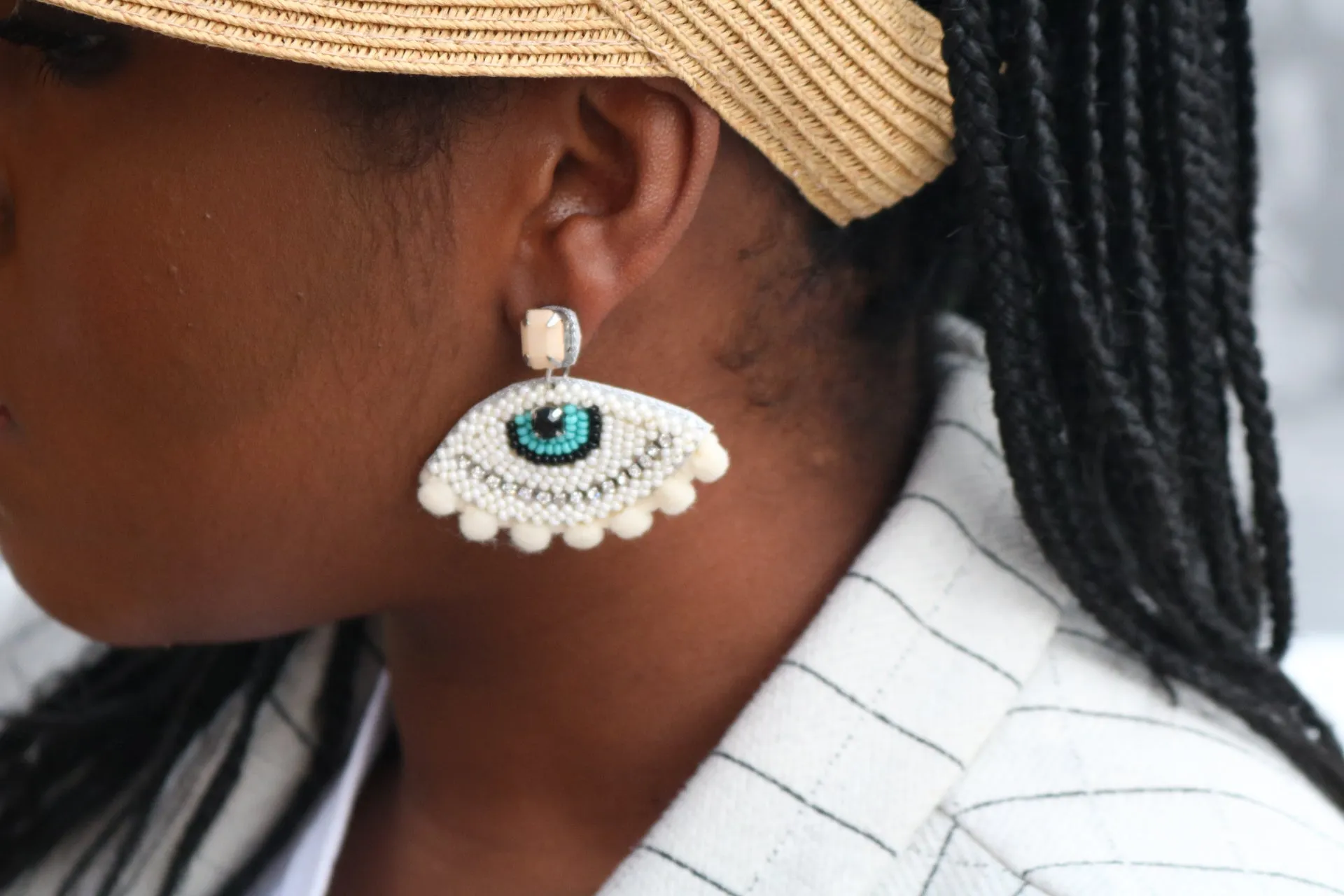 Cream Gaze Earrings