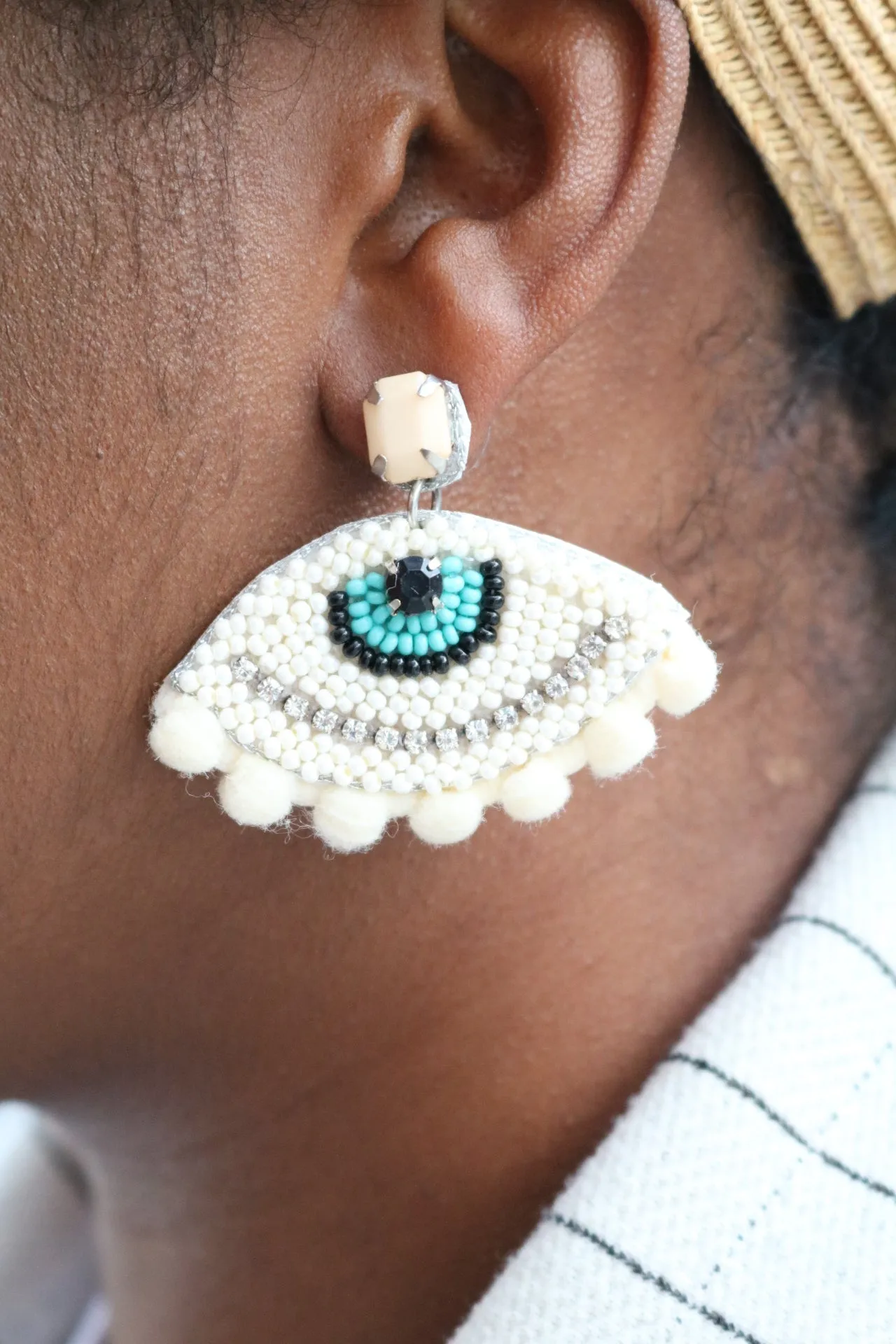 Cream Gaze Earrings