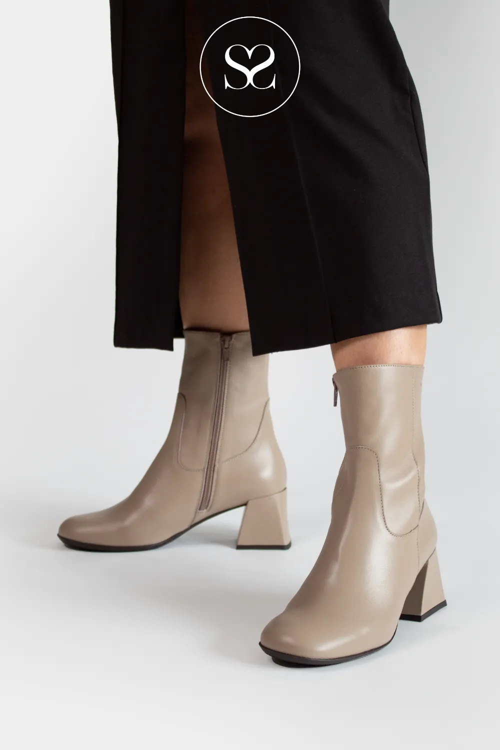 WONDERS H-6212 TAUPE LEATHER BLOCK HEEL ANKLE BOOTS