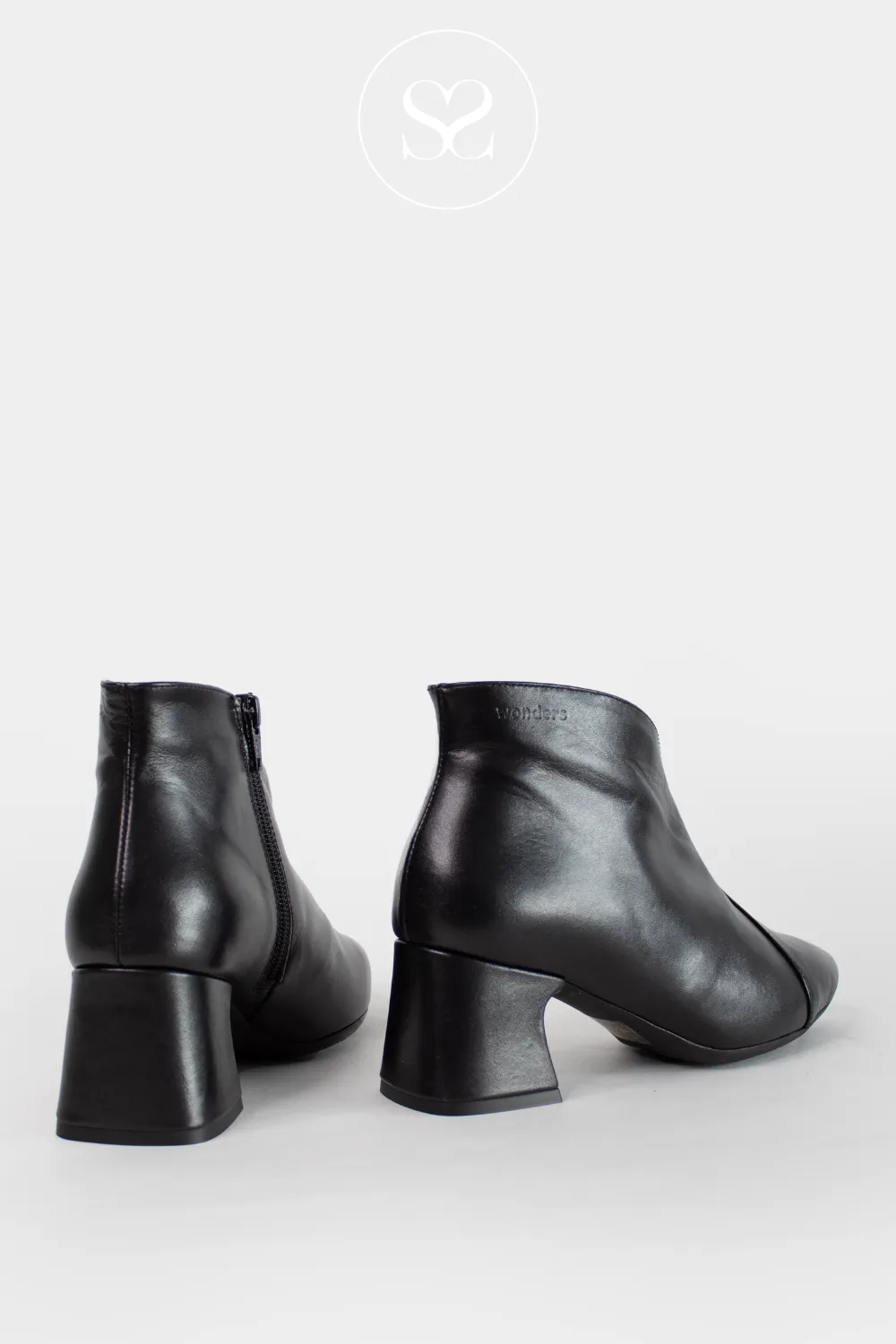 WONDERS I-9013 BLACK LEATHER ANKLE BOOTS